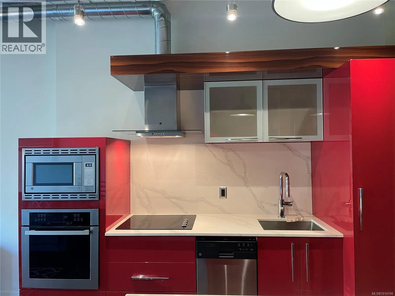 311 1029 View St