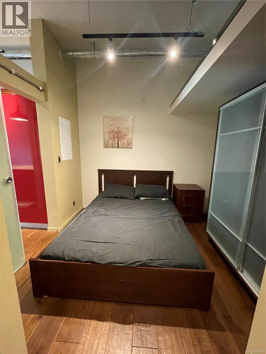 311 1029 View St