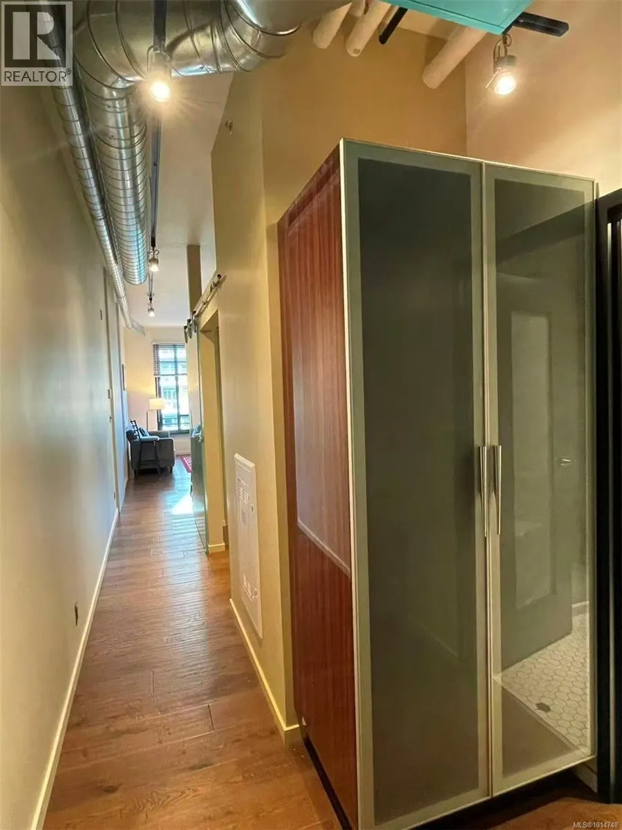 311 1029 View St