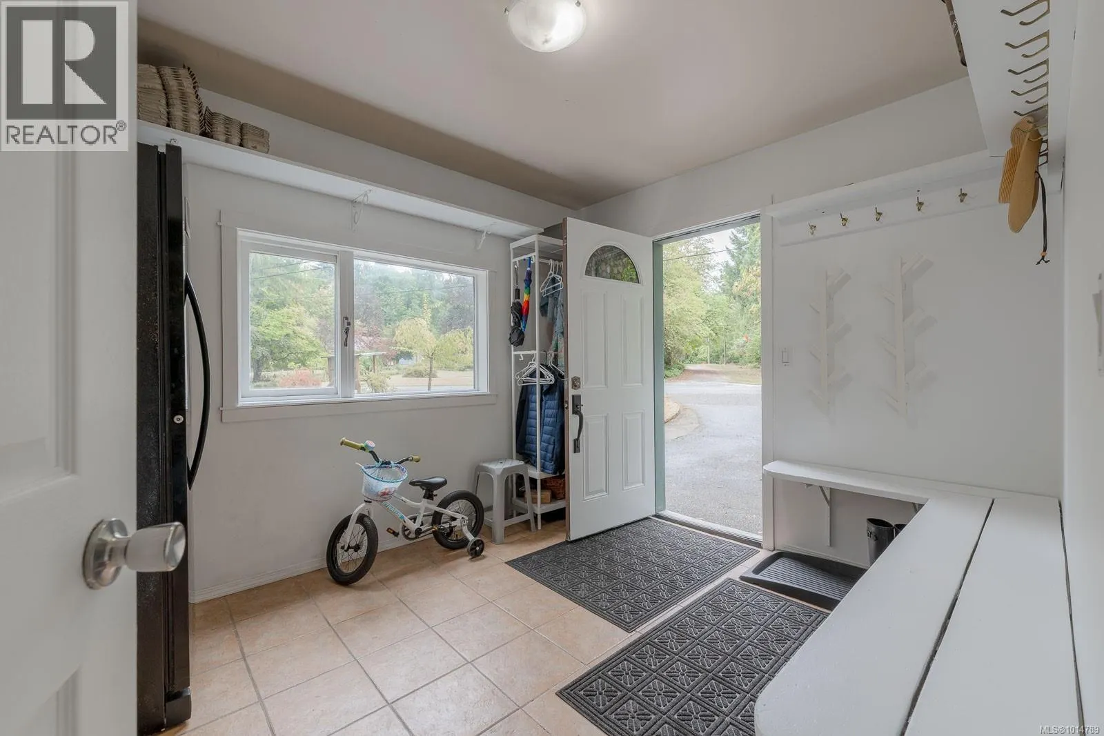 3585 Glenora Rd
