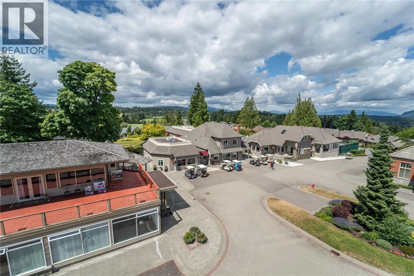 3635 Arbutus Dr N