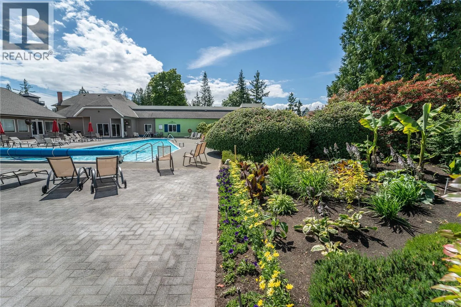 3635 Arbutus Dr N