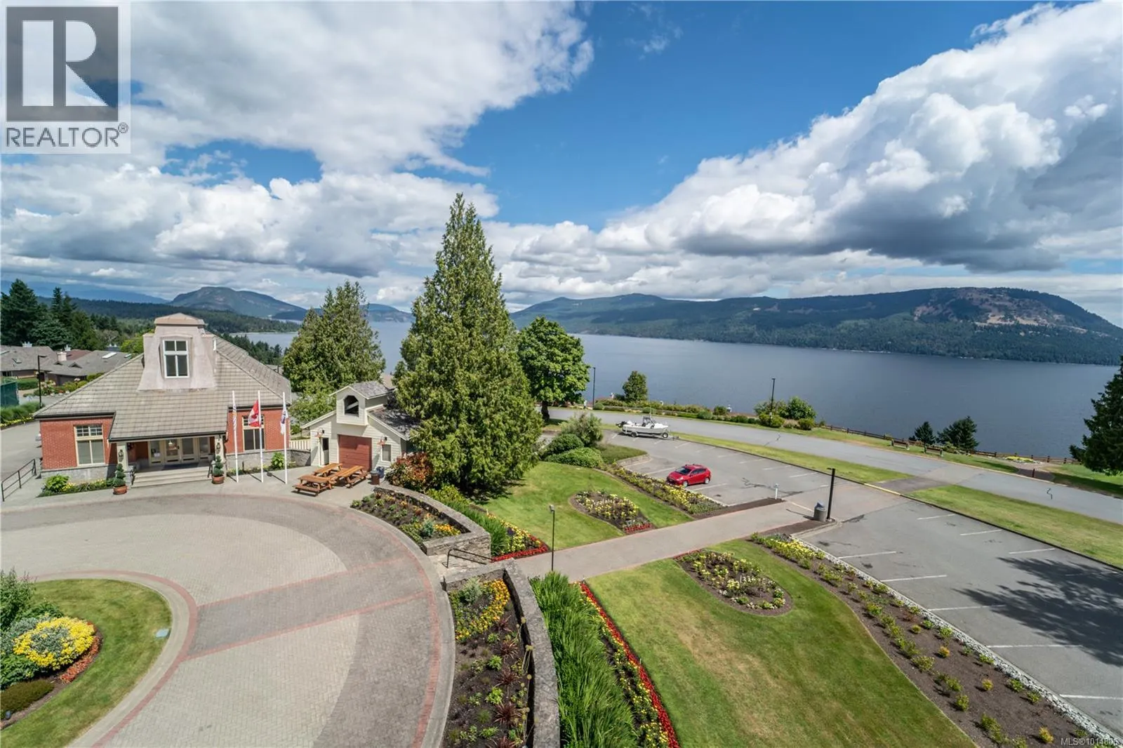 3635 Arbutus Dr N