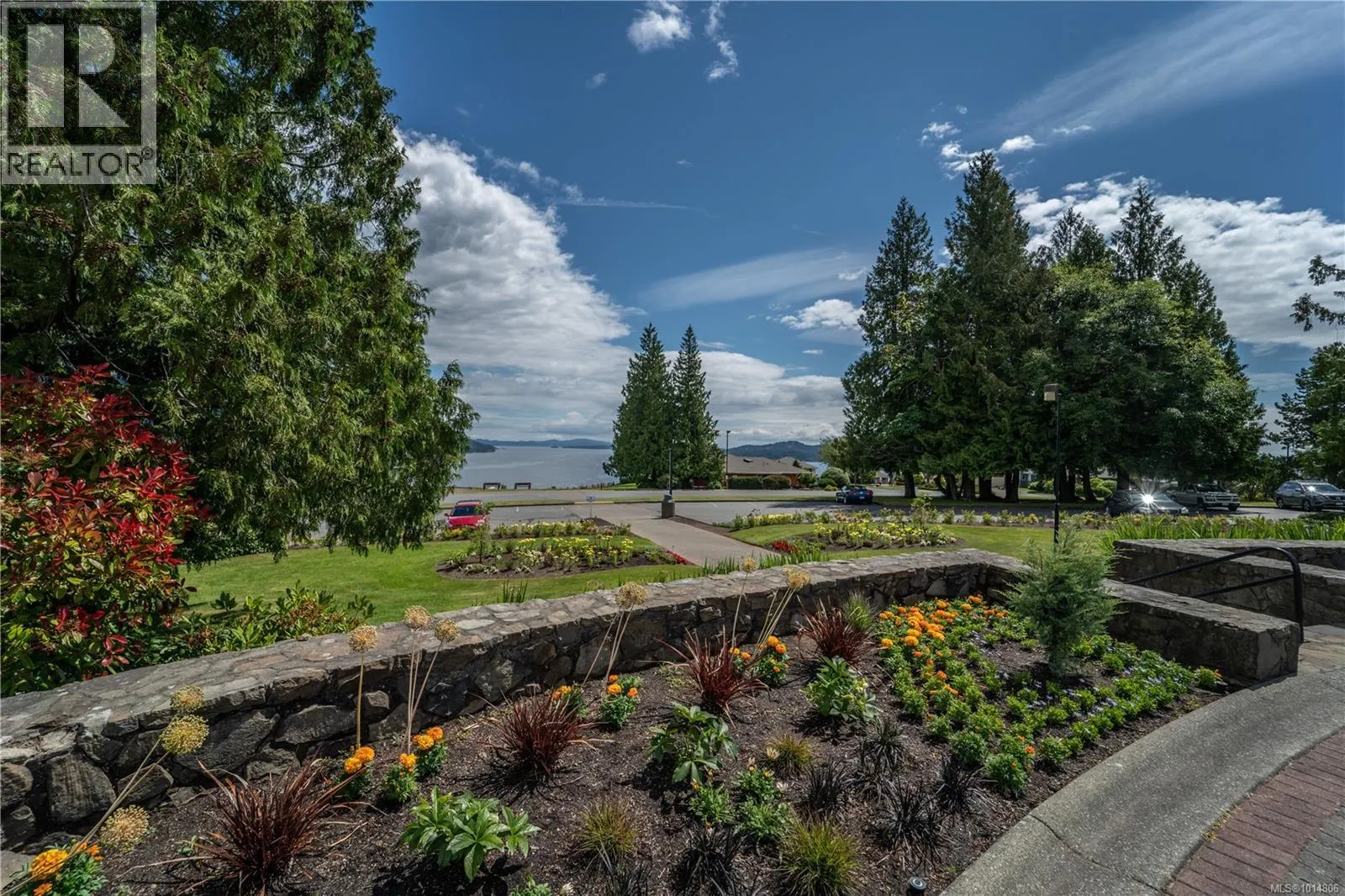 3635 Arbutus Dr N