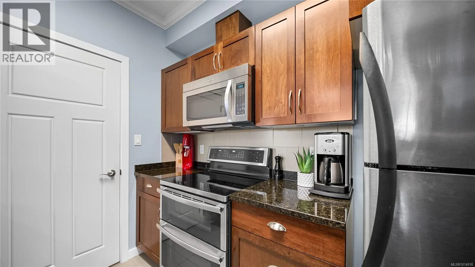 207 7088 West Saanich Rd