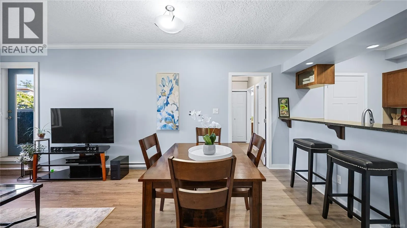 207 7088 West Saanich Rd