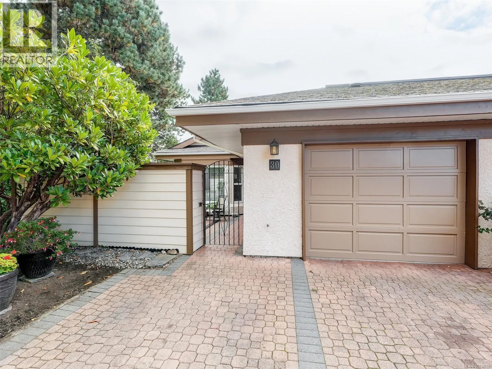 30 901 Kentwood Lane
