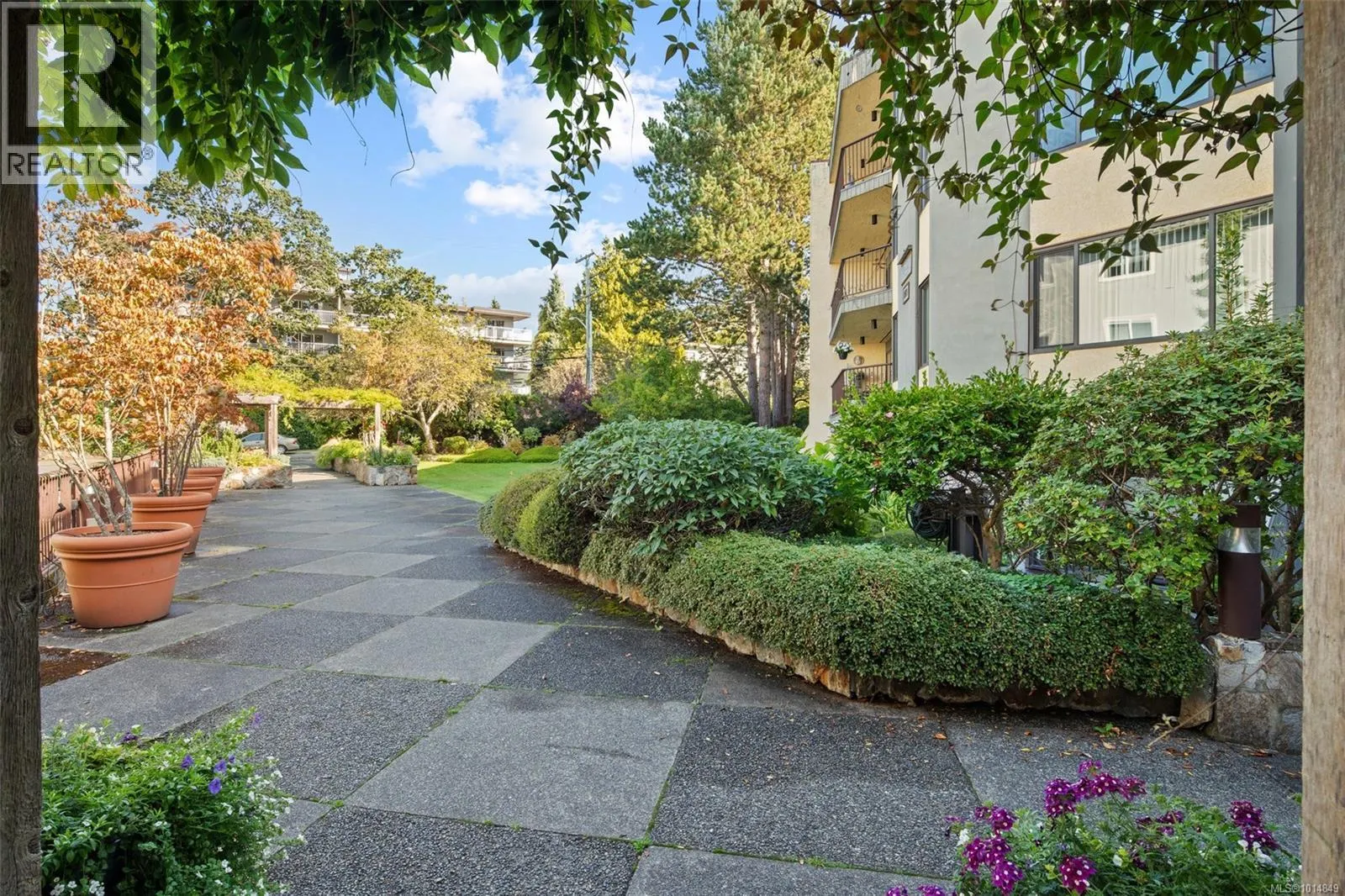 108 1149 Rockland Ave