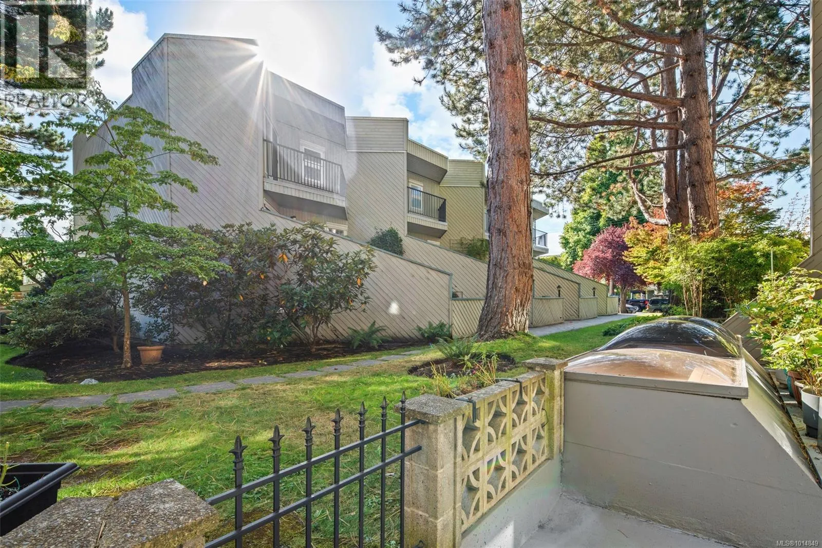 108 1149 Rockland Ave