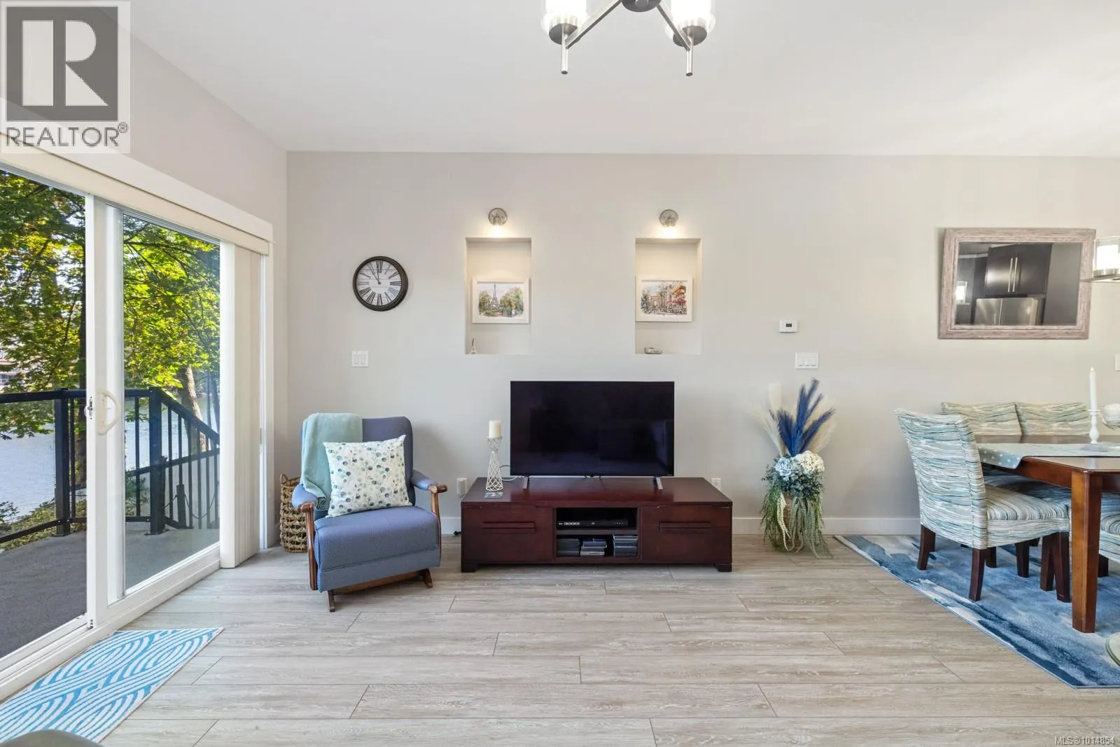 3 1004 DeCosta Pl