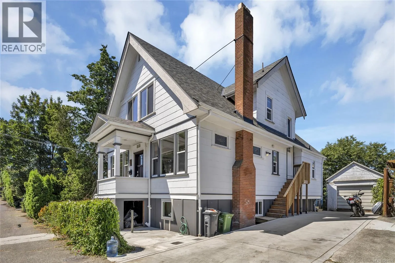 808 Russell St