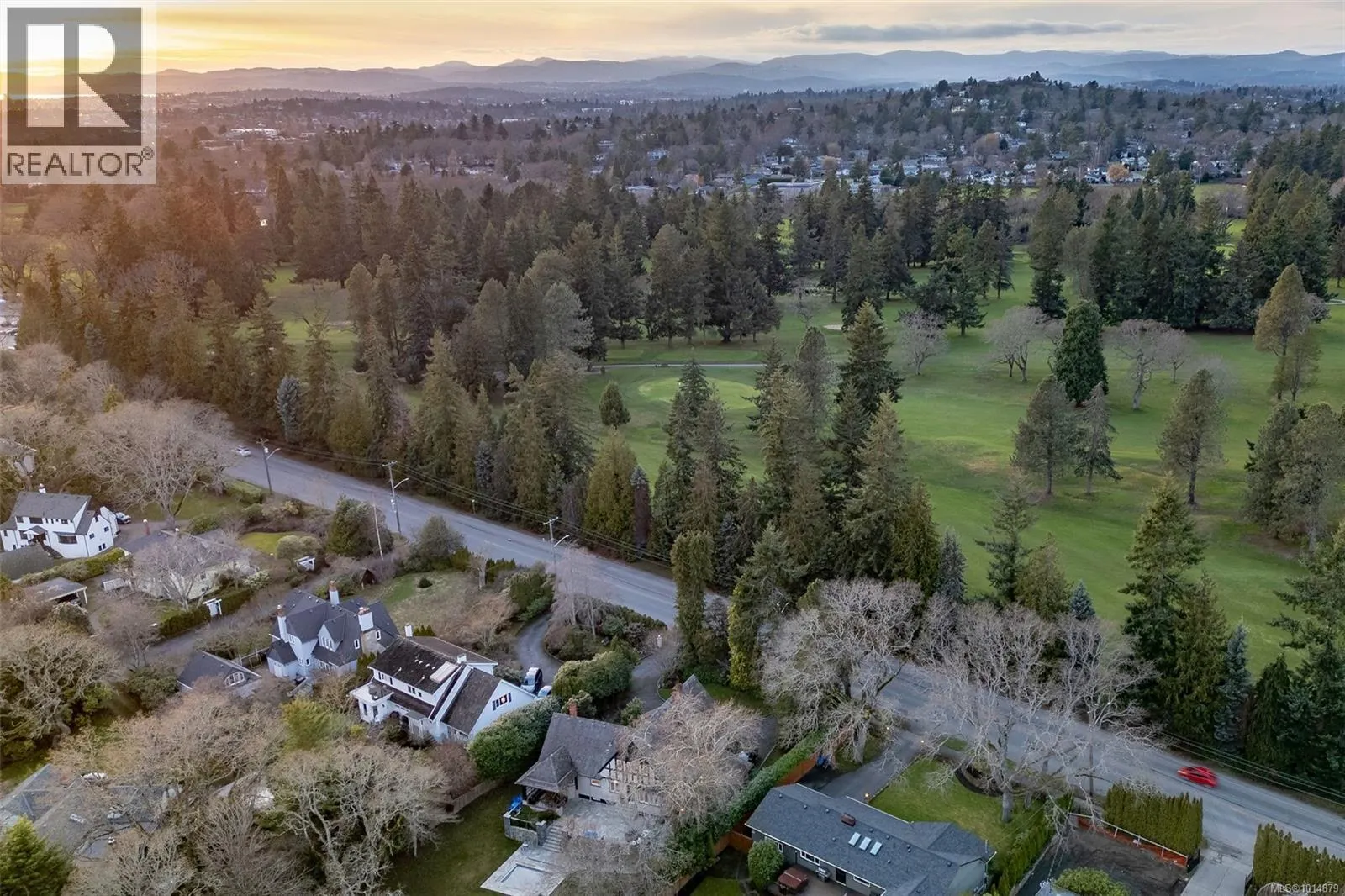 3465 Cadboro Bay Rd
