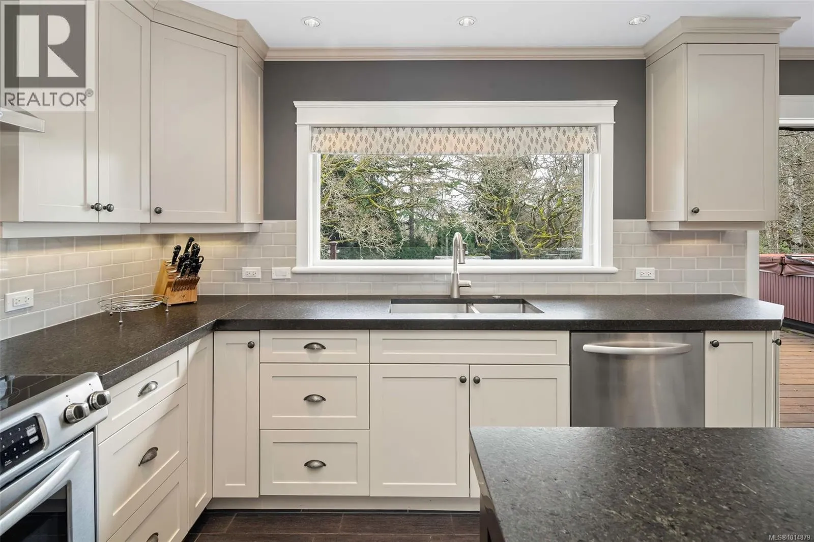 3465 Cadboro Bay Rd
