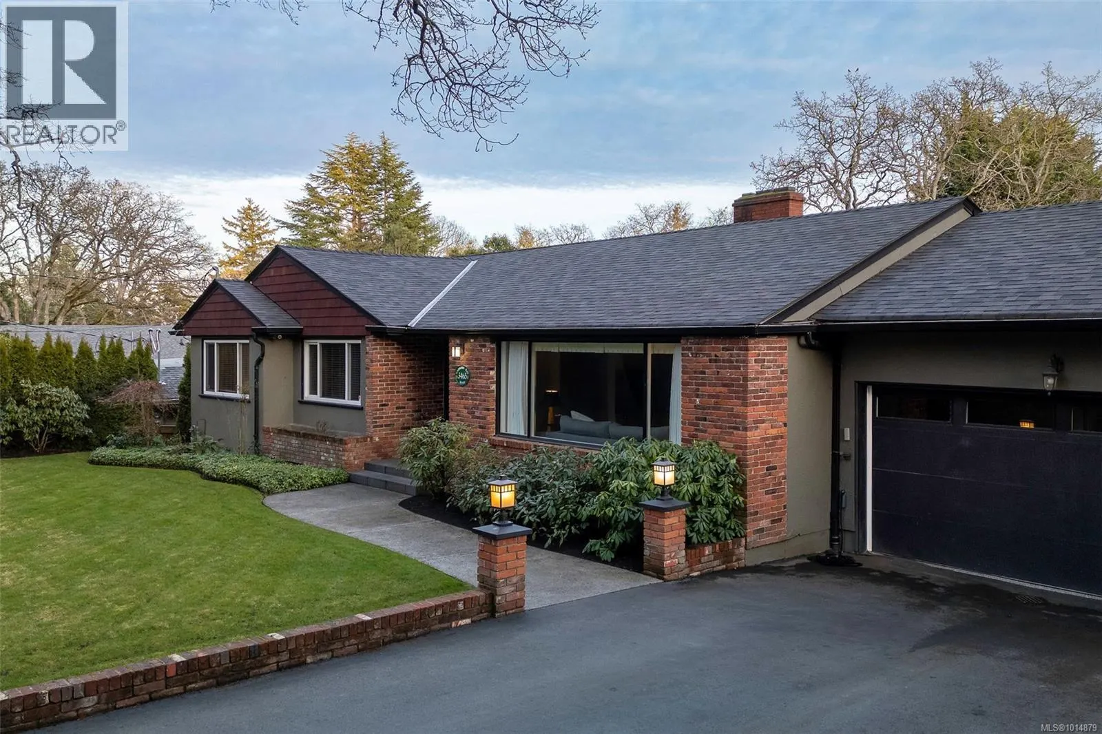 3465 Cadboro Bay Rd