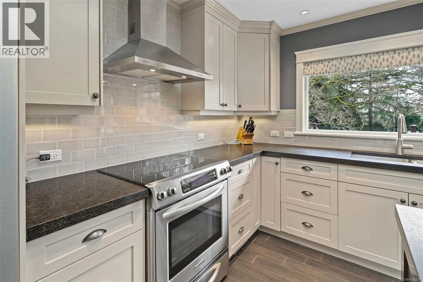3465 Cadboro Bay Rd
