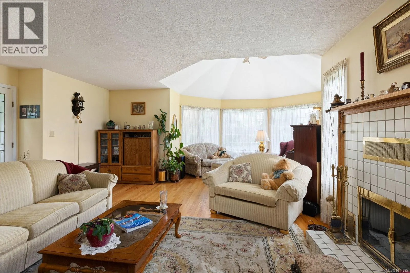 2832 Cadboro Bay Rd