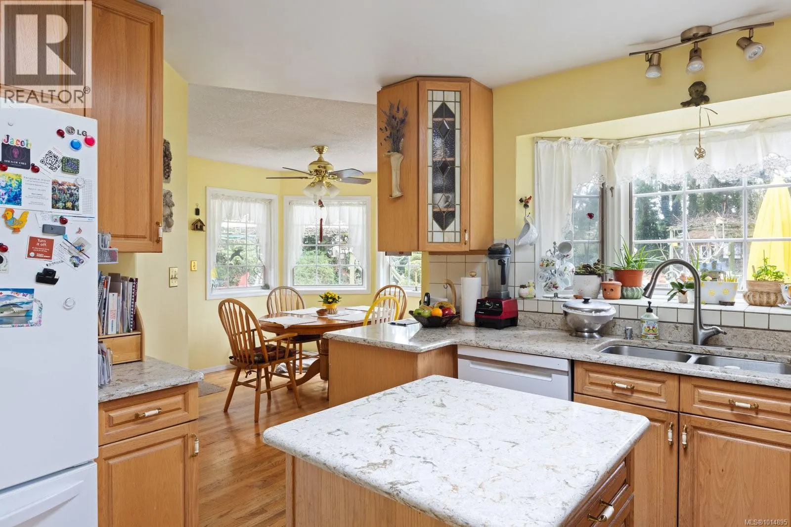 2832 Cadboro Bay Rd