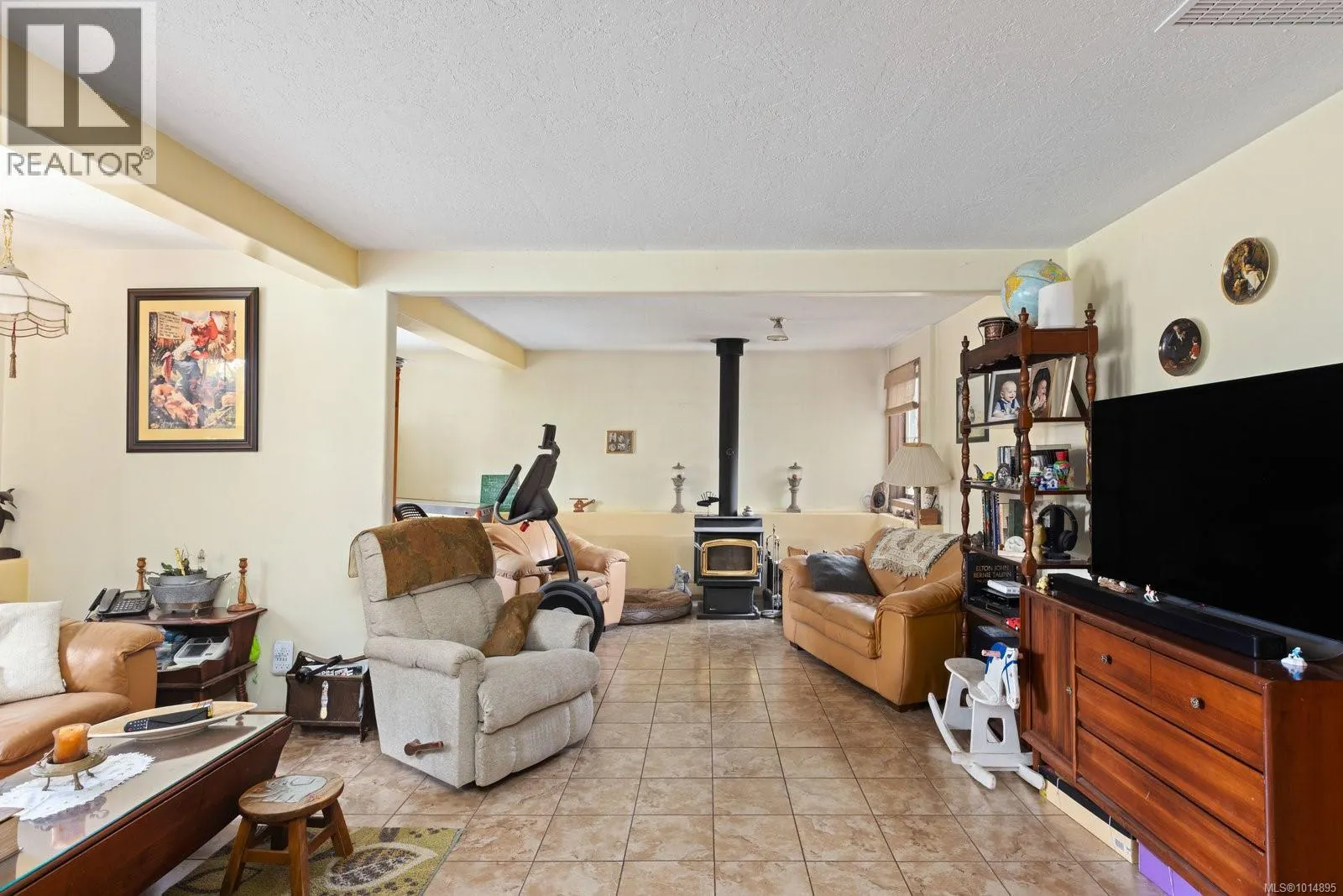 2832 Cadboro Bay Rd