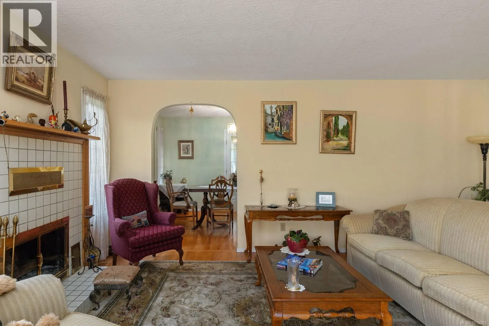 2832 Cadboro Bay Rd