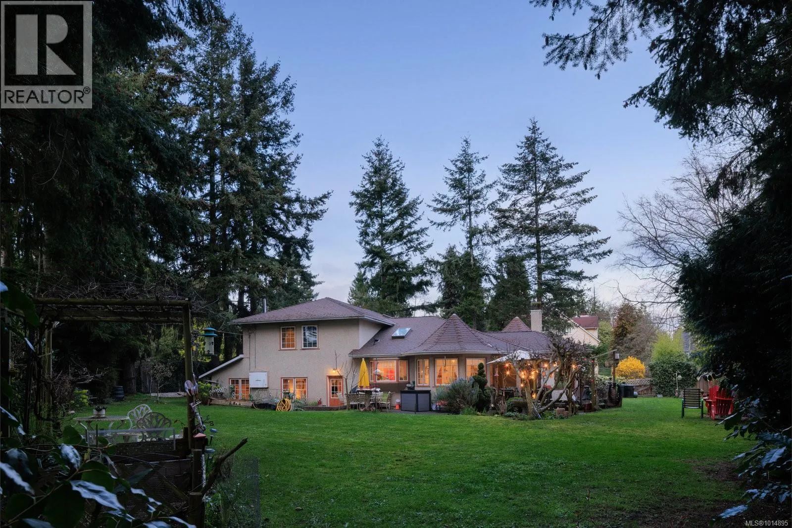 2832 Cadboro Bay Rd