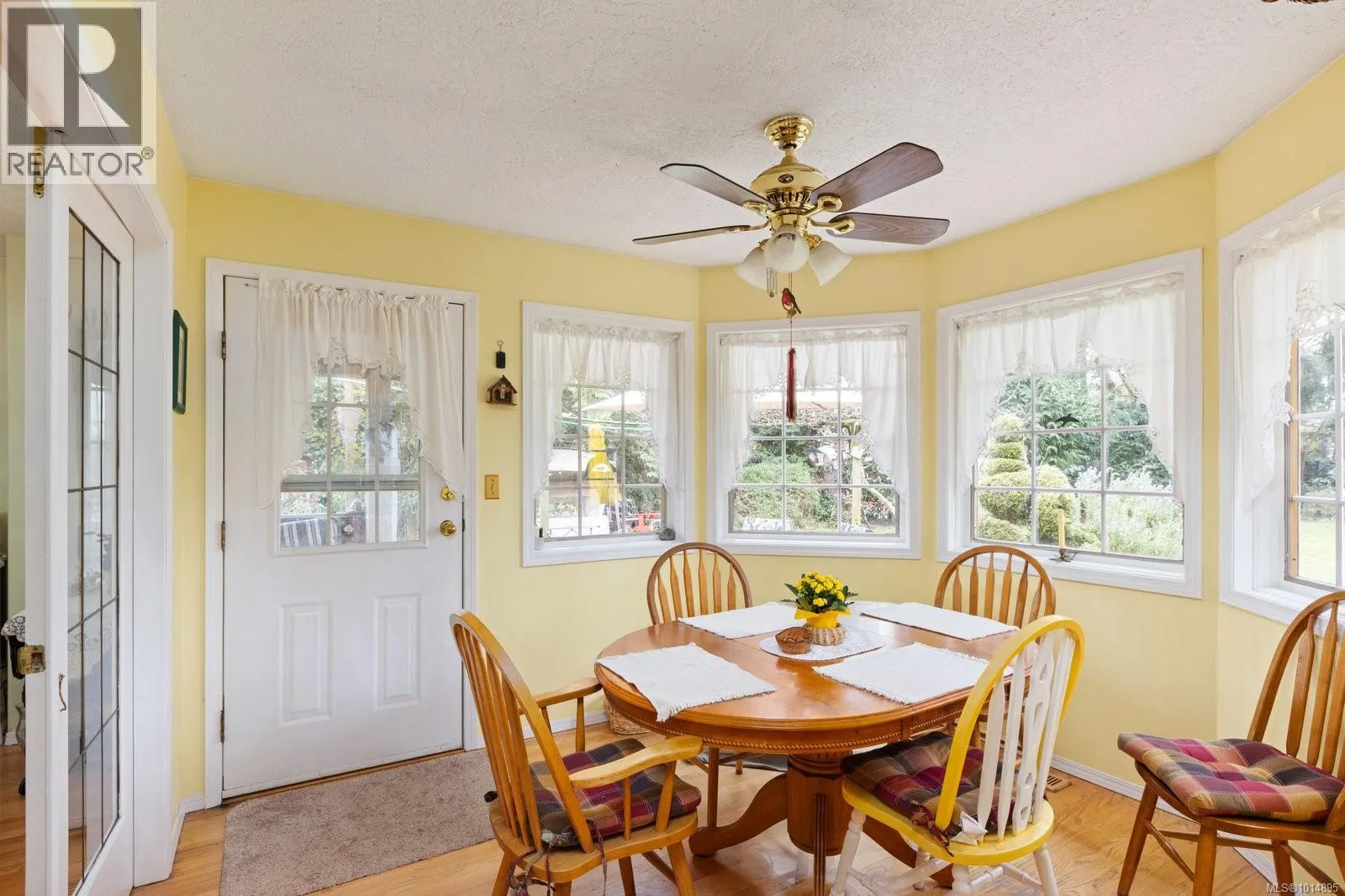2832 Cadboro Bay Rd