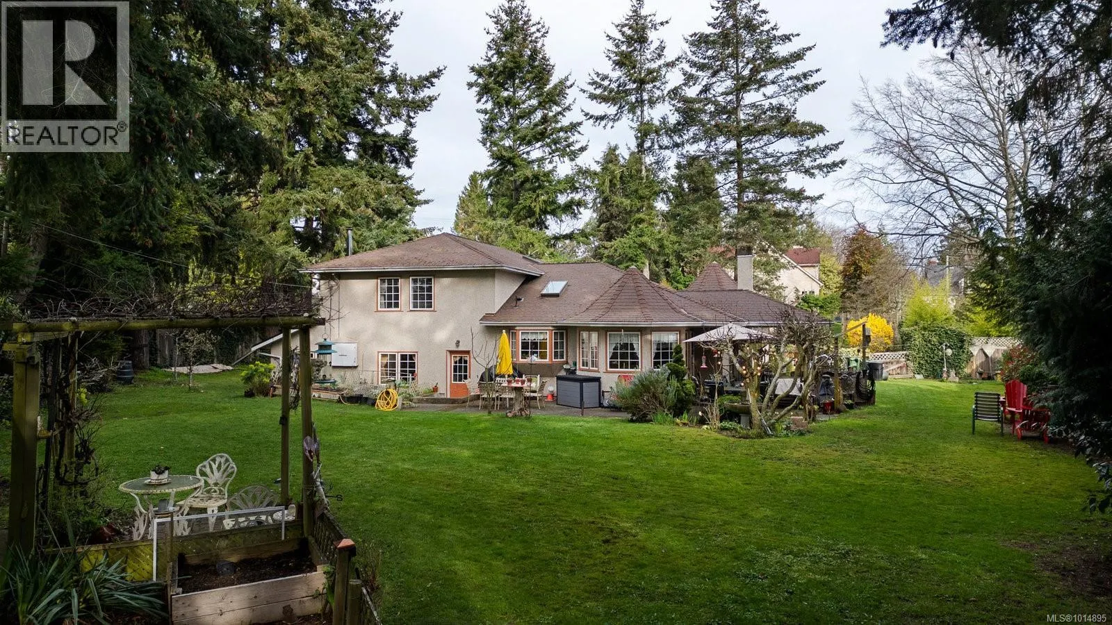 2832 Cadboro Bay Rd