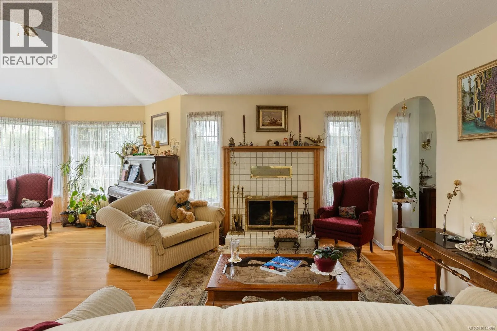 2832 Cadboro Bay Rd