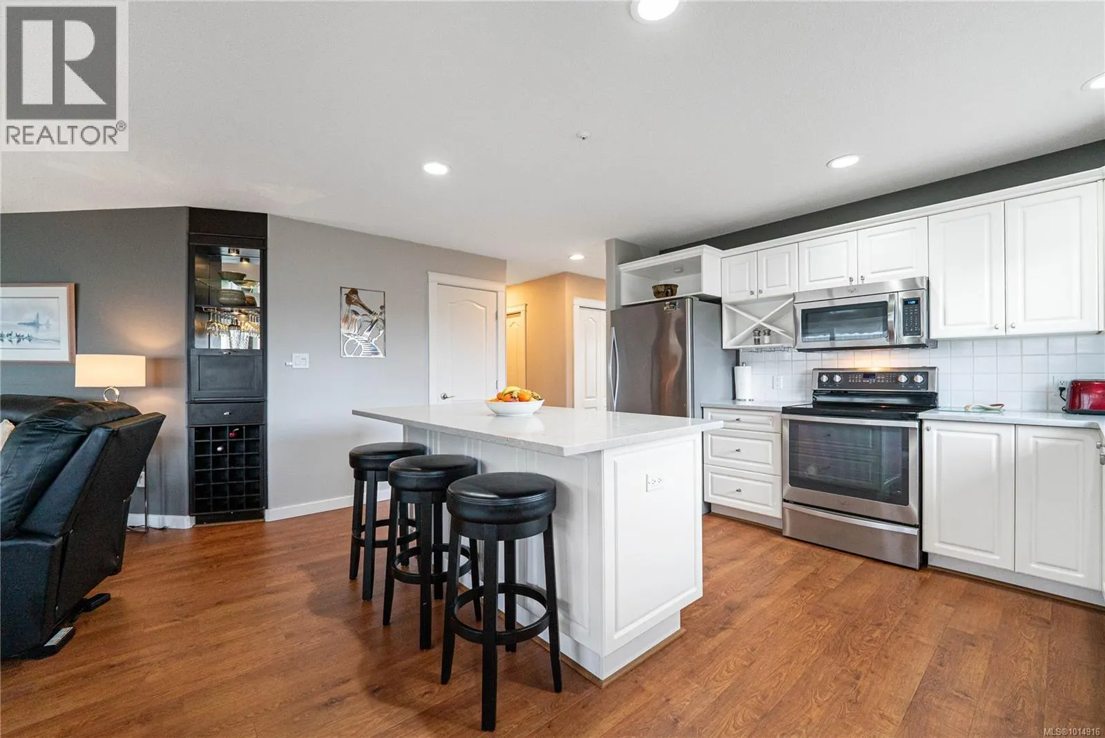 17 6595 Groveland Dr