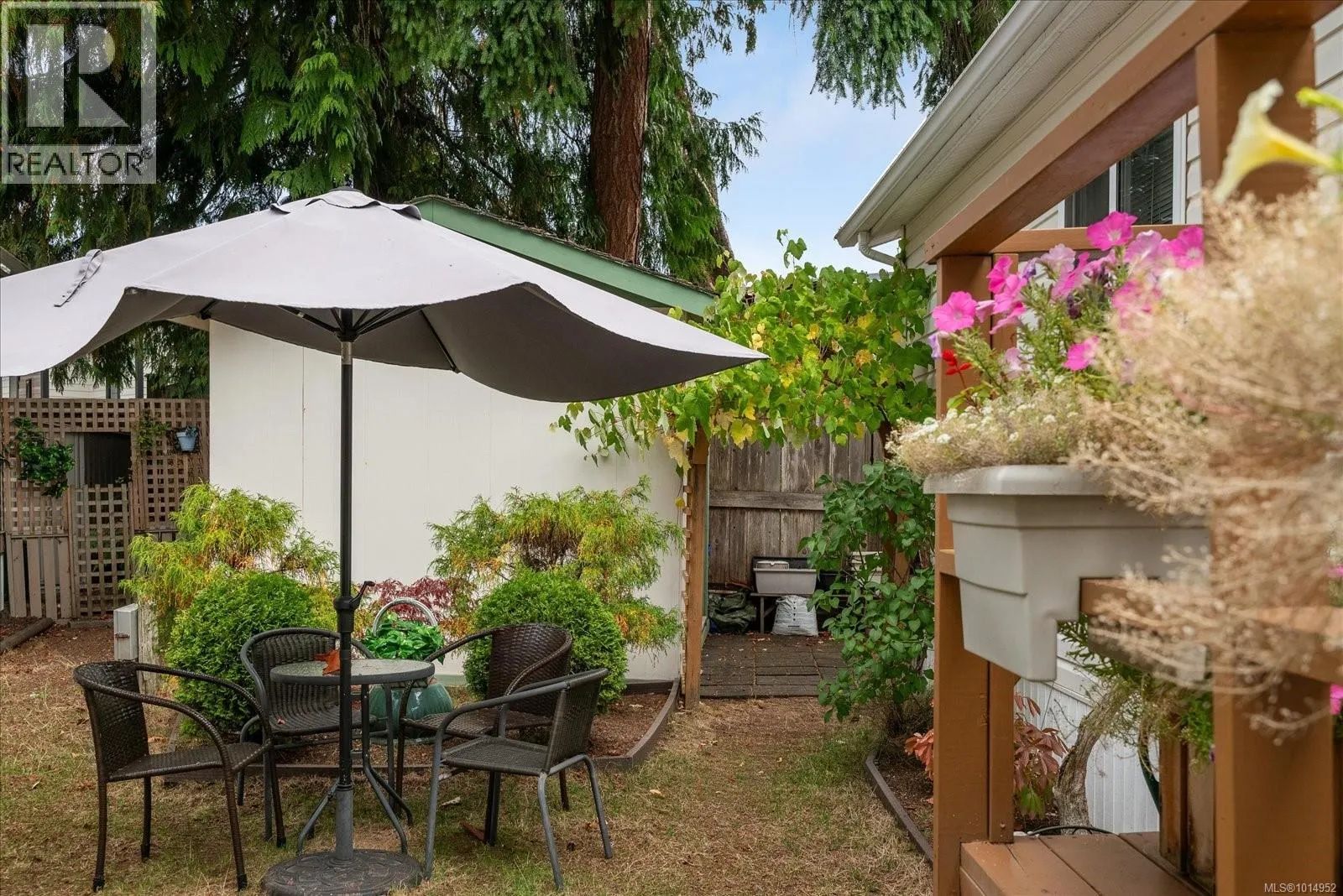 20 1247 Arbutus Rd