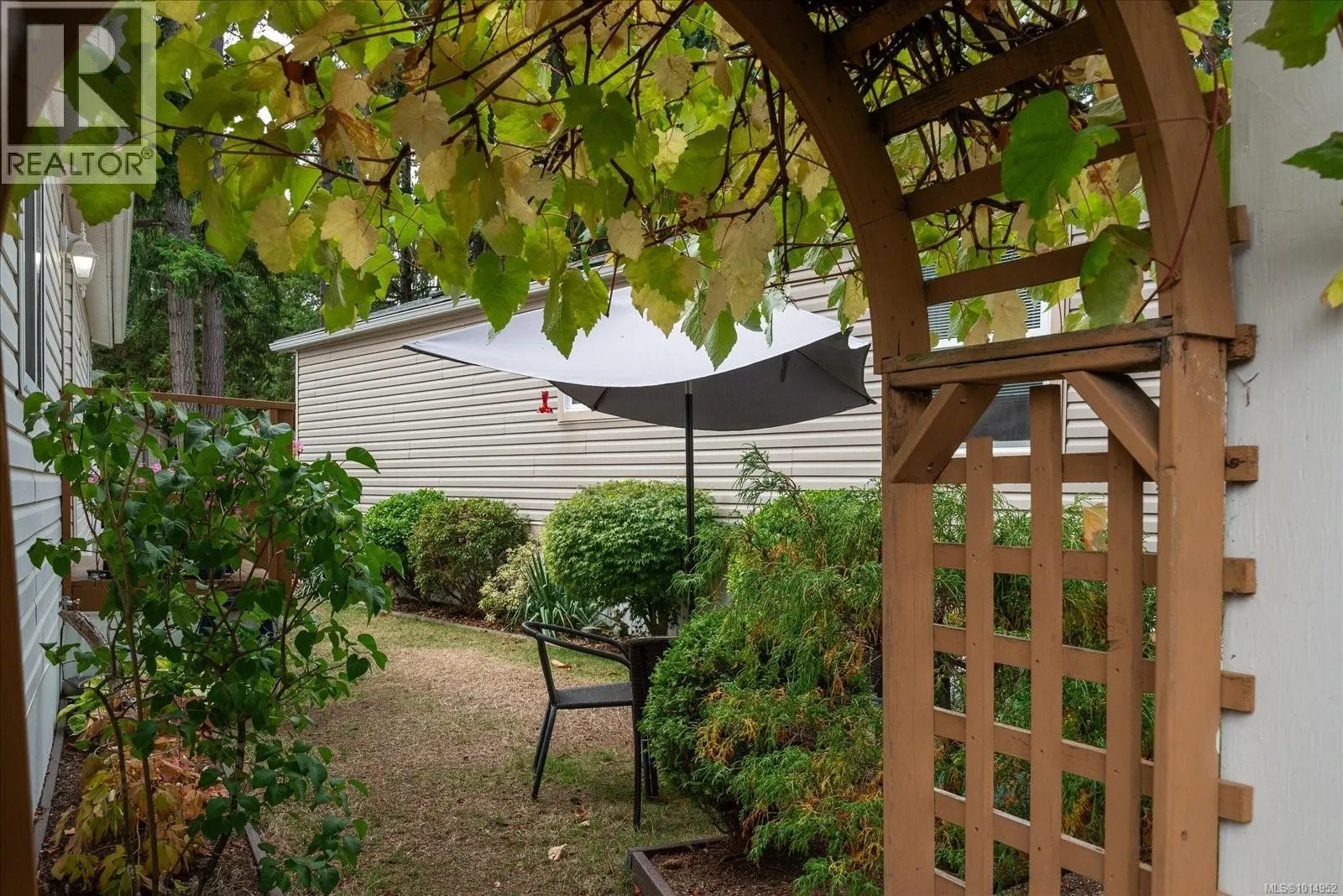 20 1247 Arbutus Rd