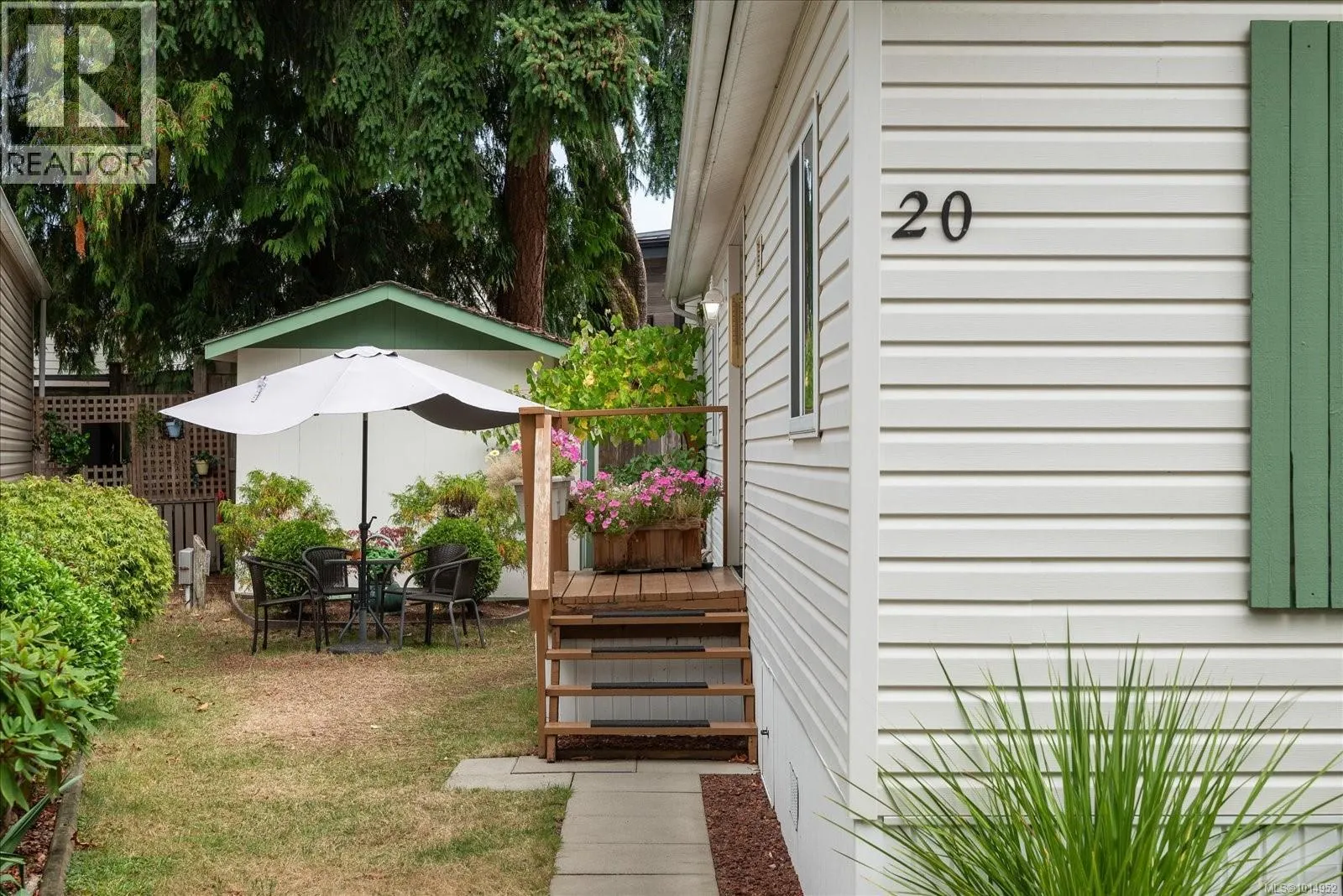 20 1247 Arbutus Rd