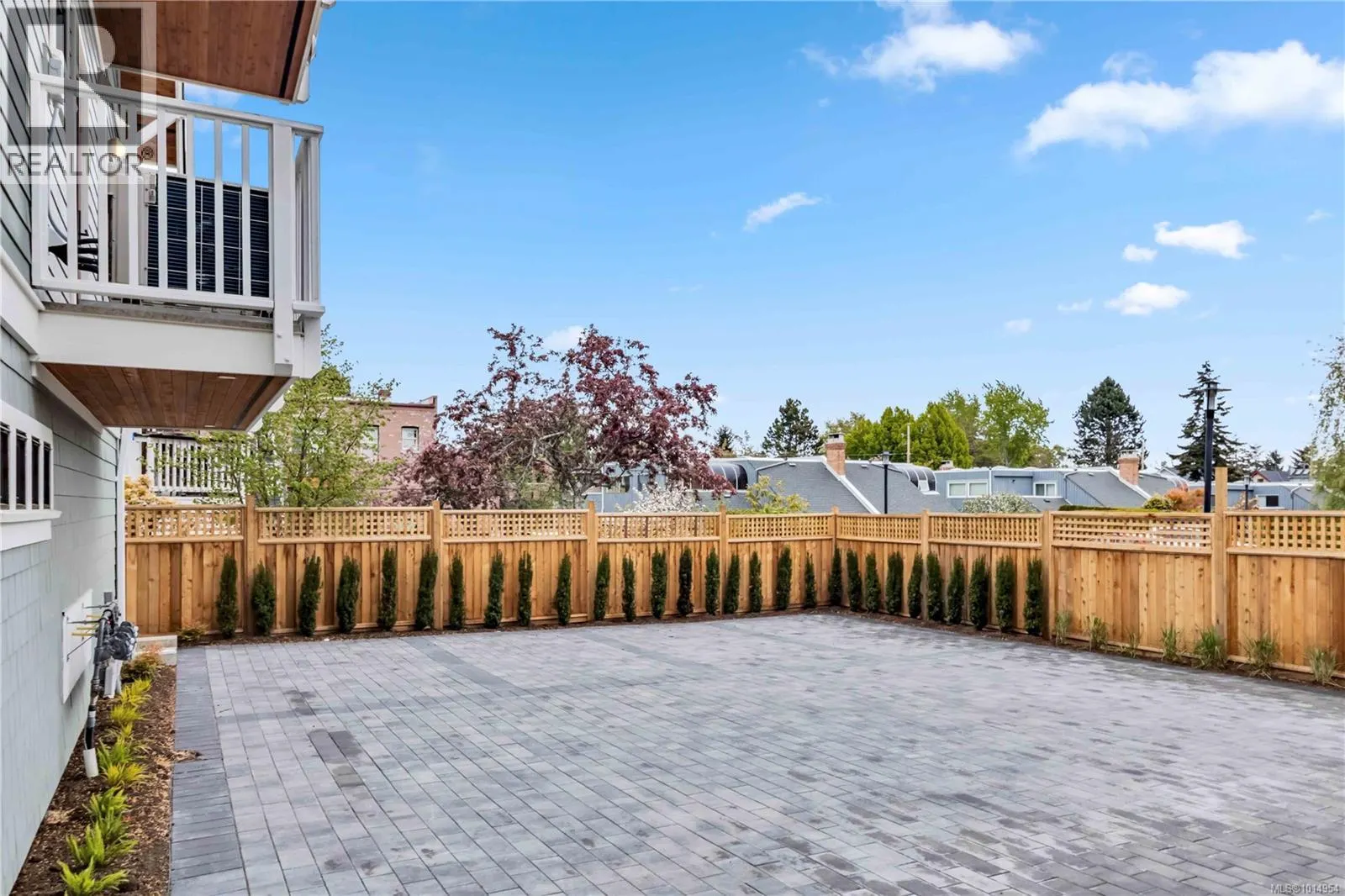 1 1915 Fernwood Rd