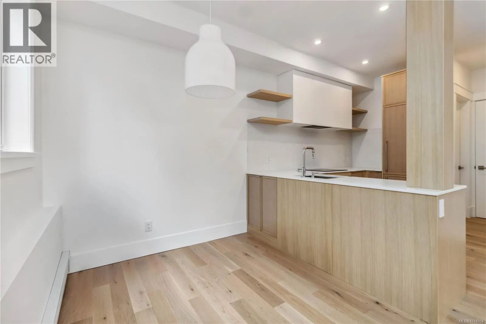 1 1915 Fernwood Rd