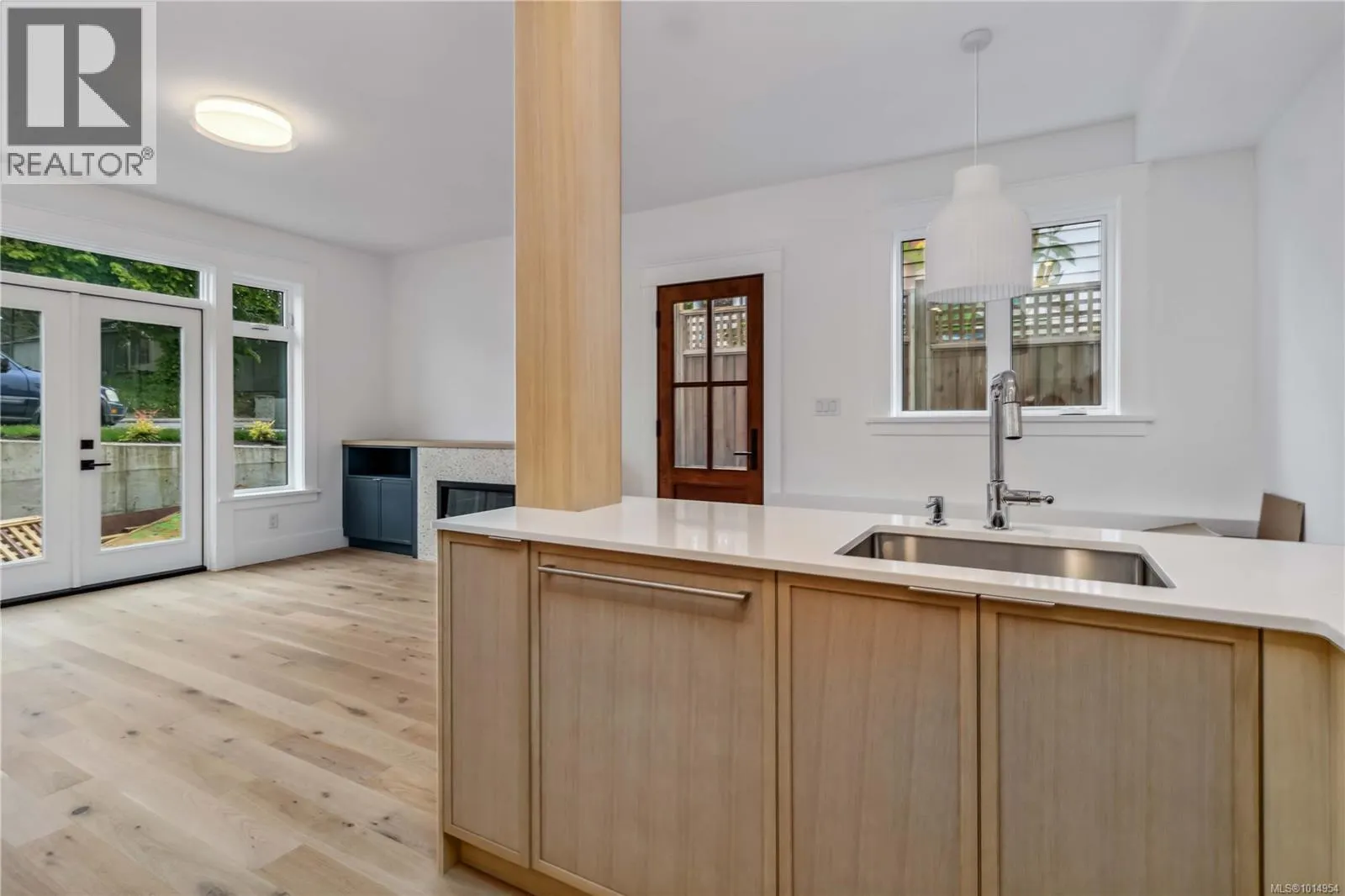 1 1915 Fernwood Rd