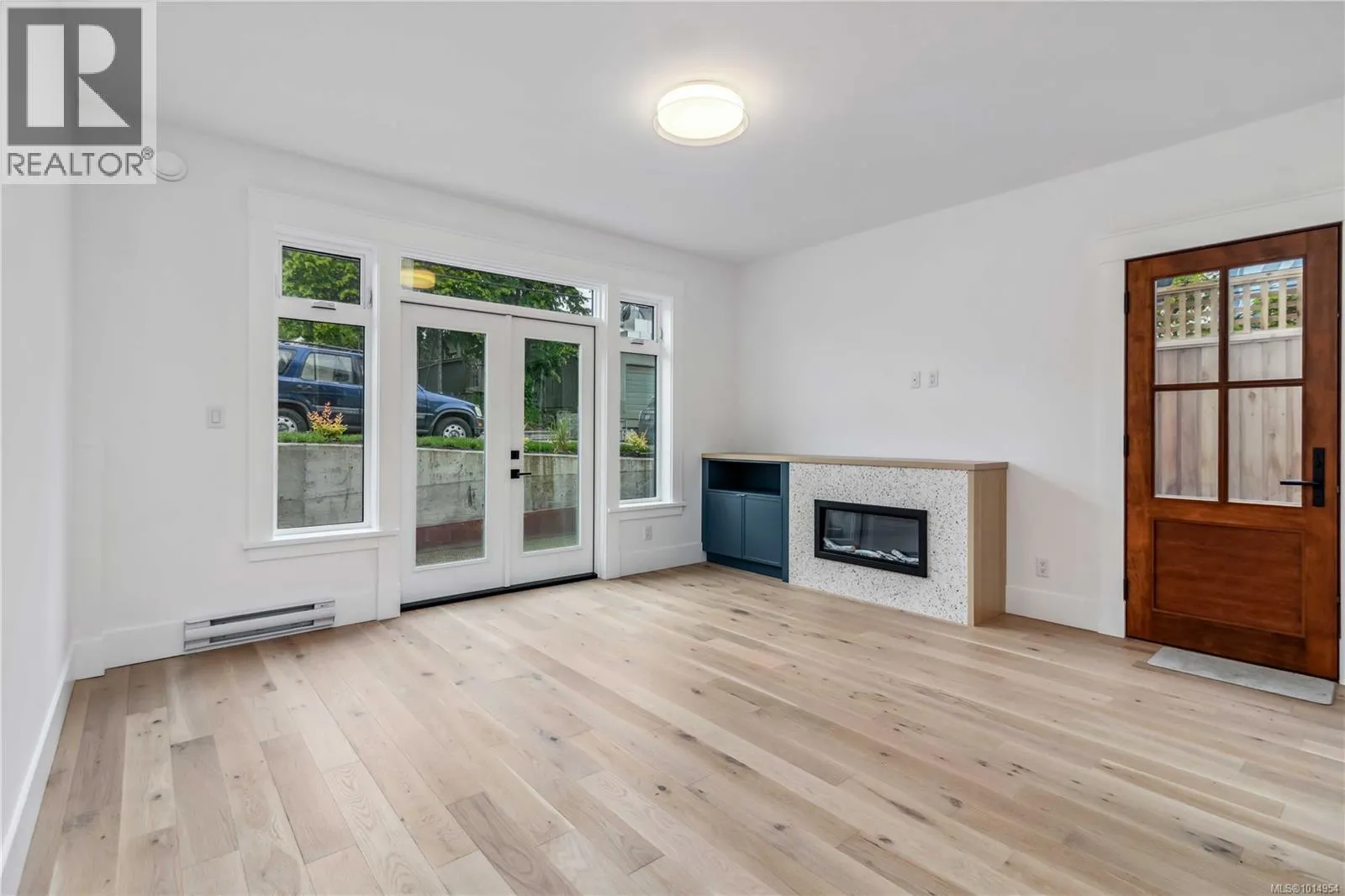 1 1915 Fernwood Rd