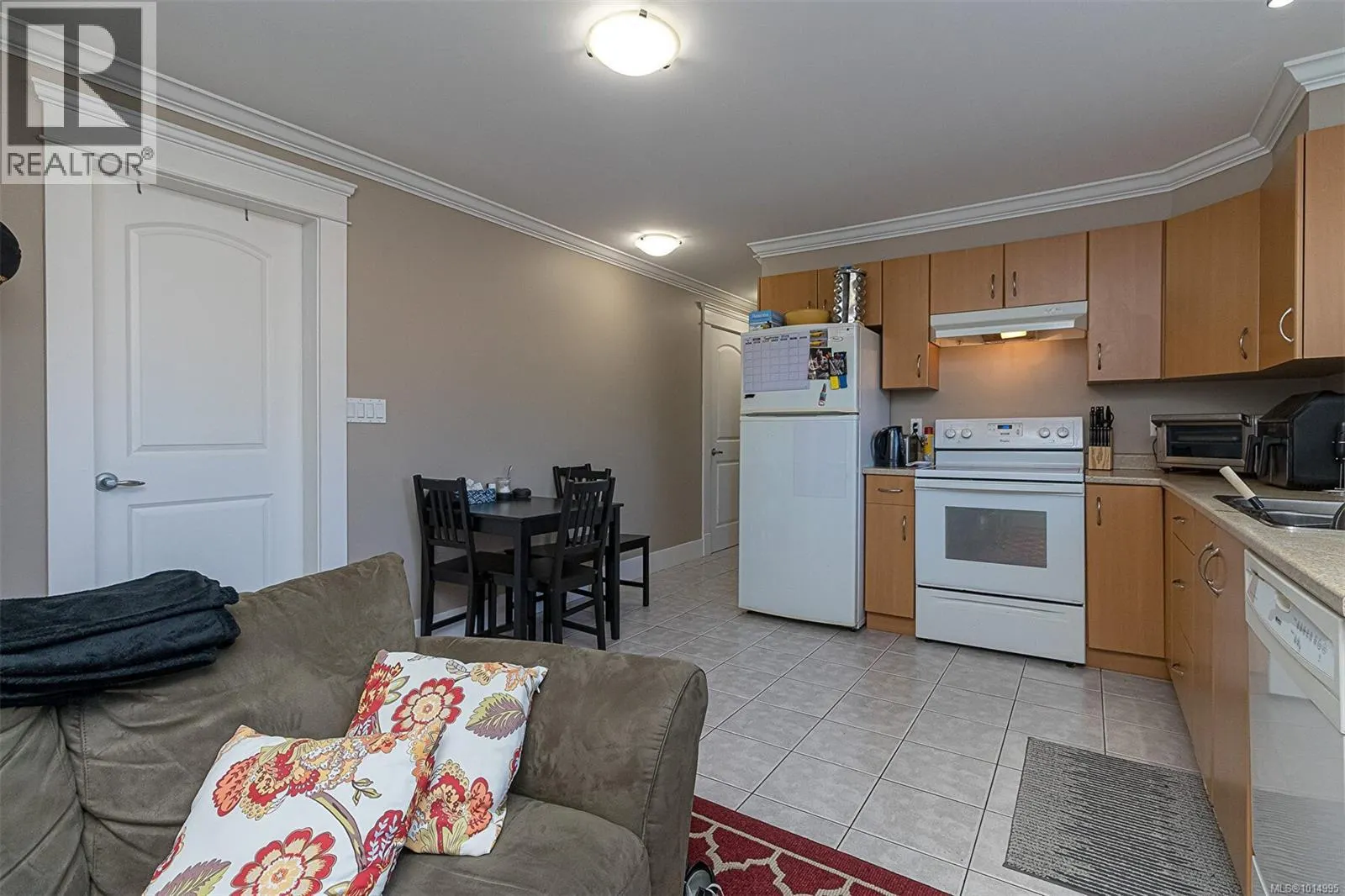 596 Peto Pl
