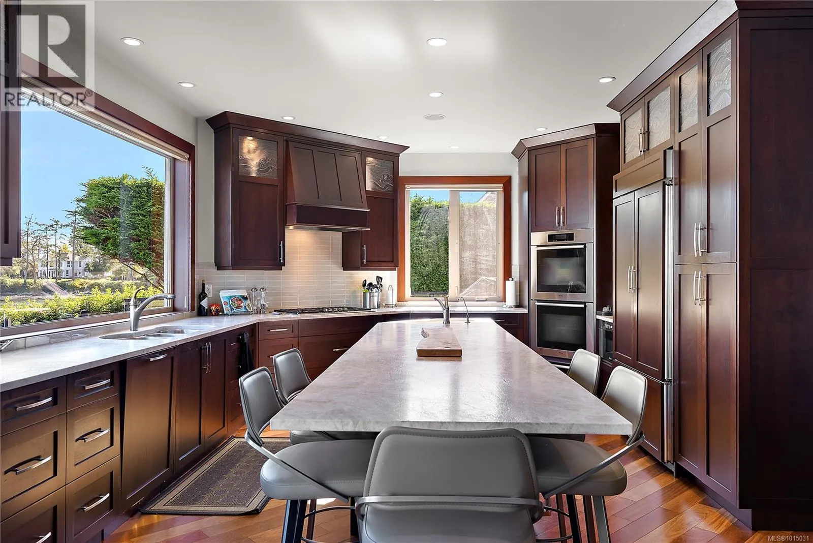 10206 Surfside Pl