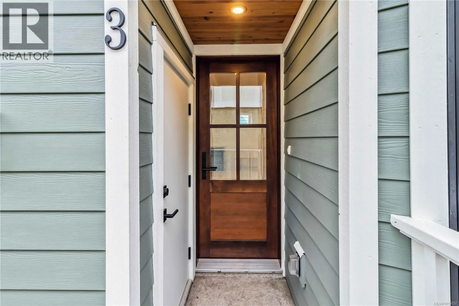 3 1915 Fernwood Rd