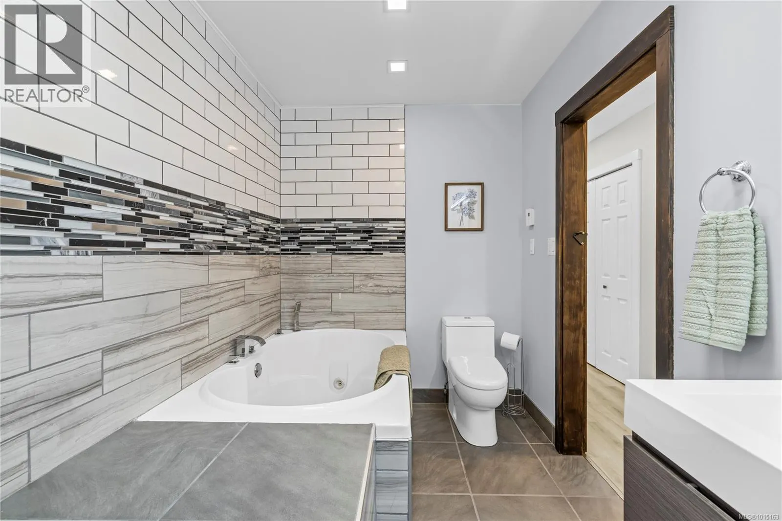 931 Colonia Dr