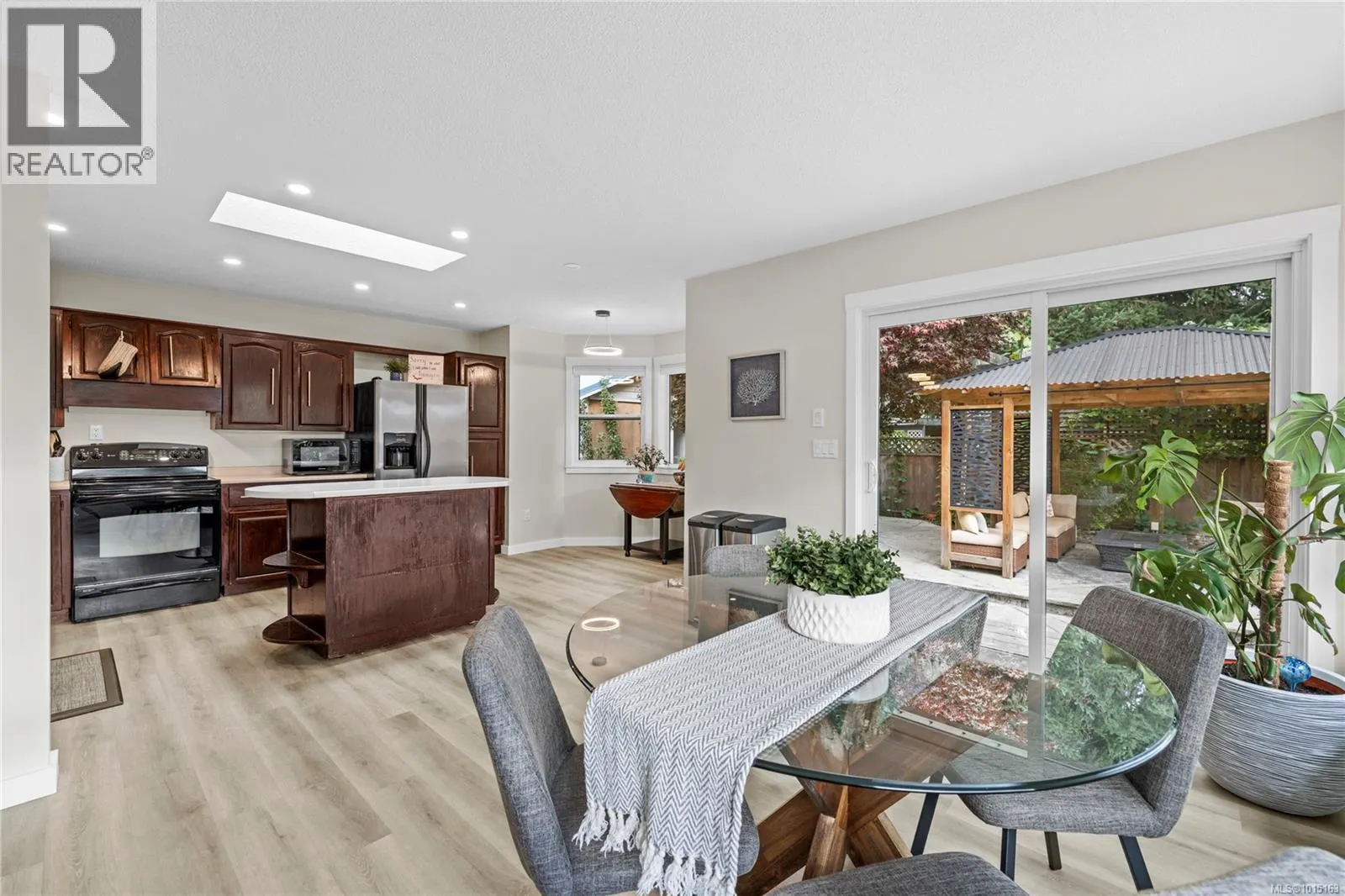 931 Colonia Dr