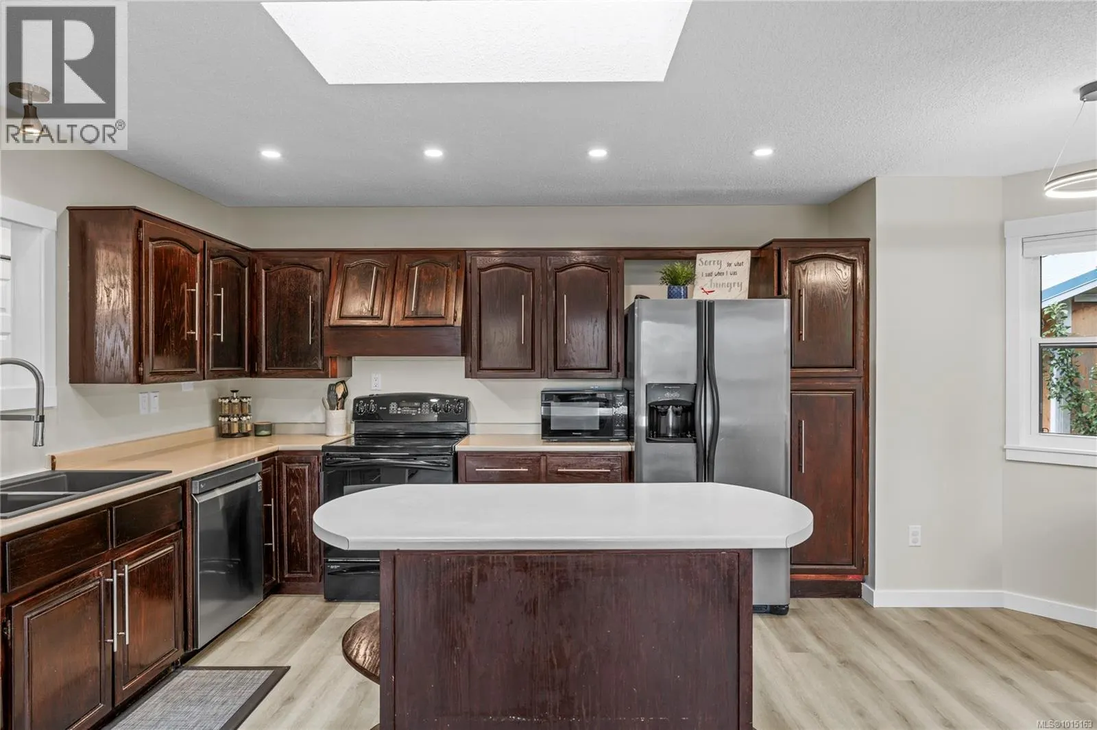 931 Colonia Dr