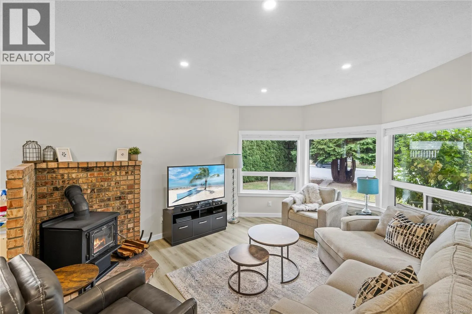 931 Colonia Dr