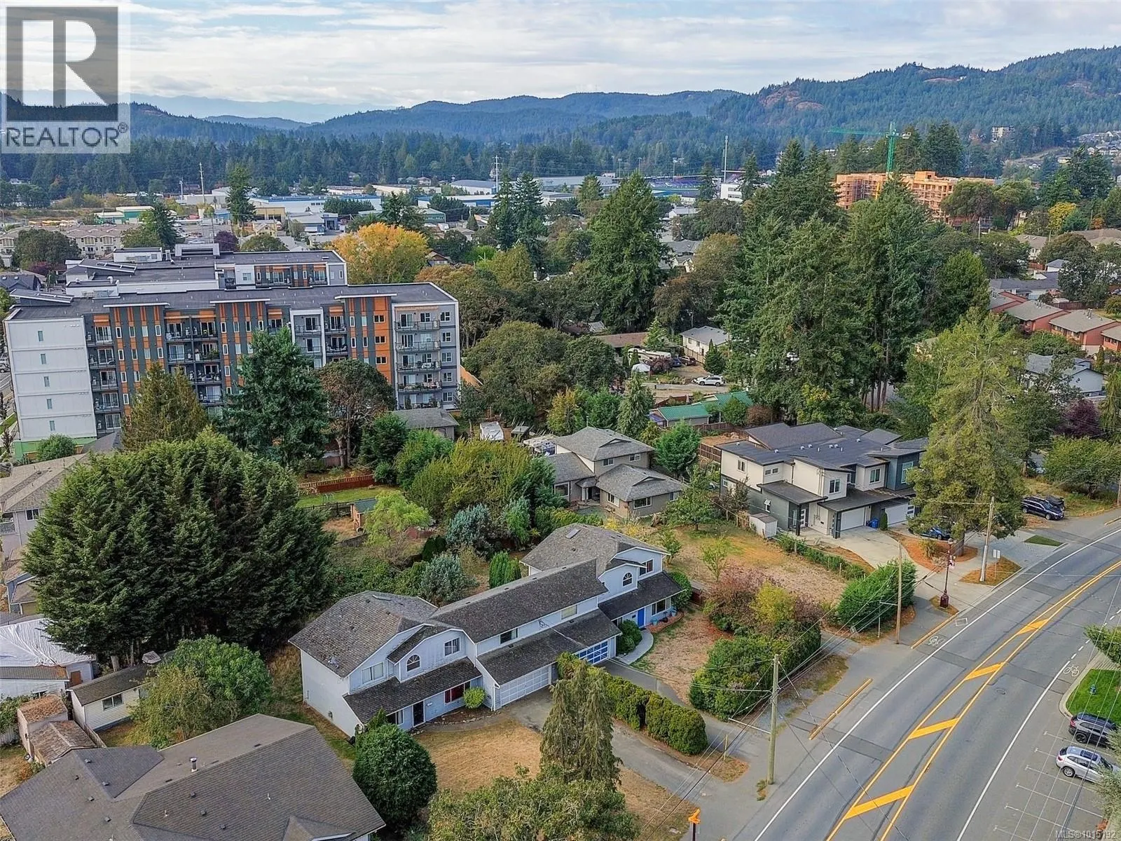 1033 Goldstream Ave