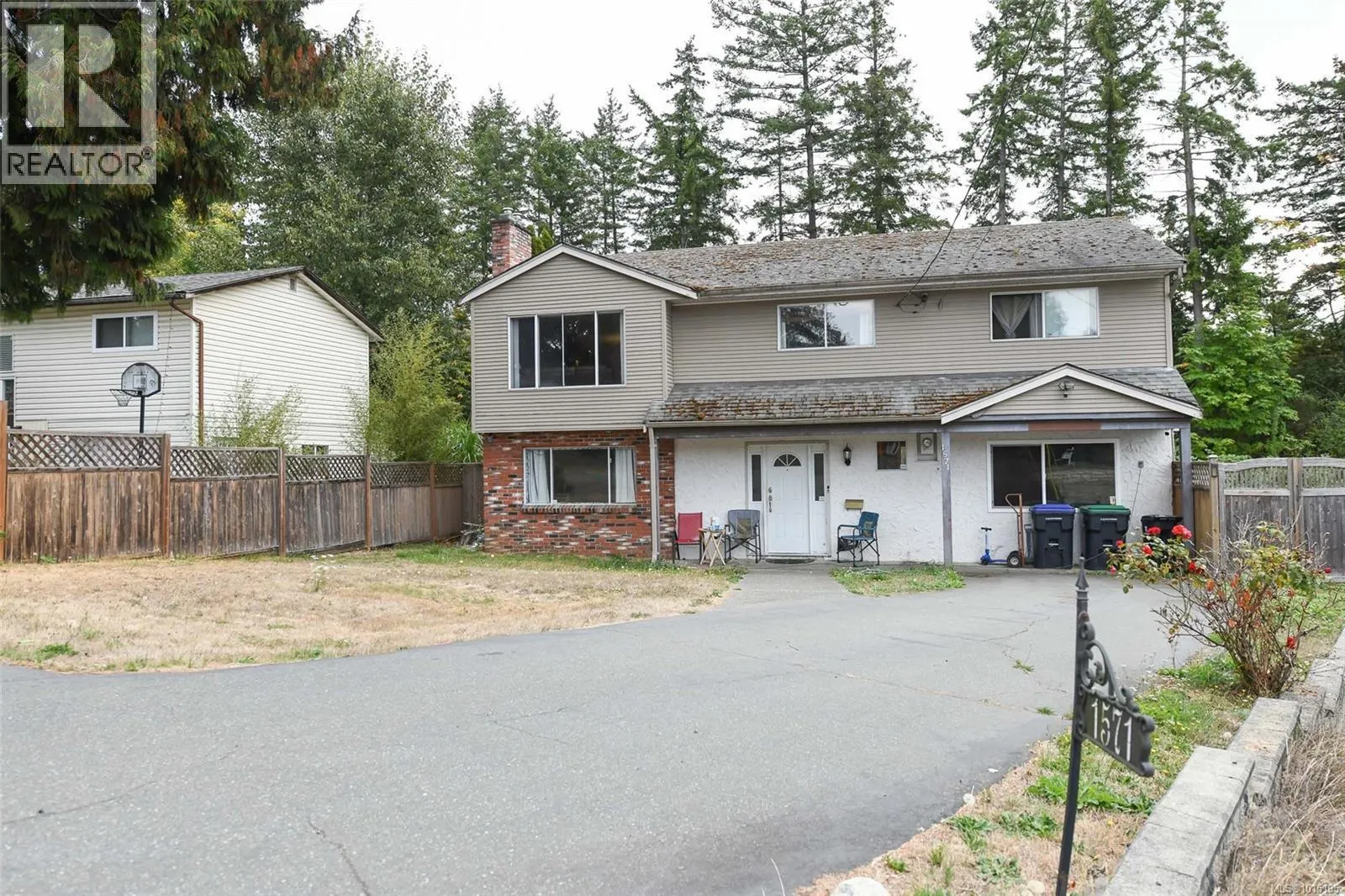 1571 Valley Cres