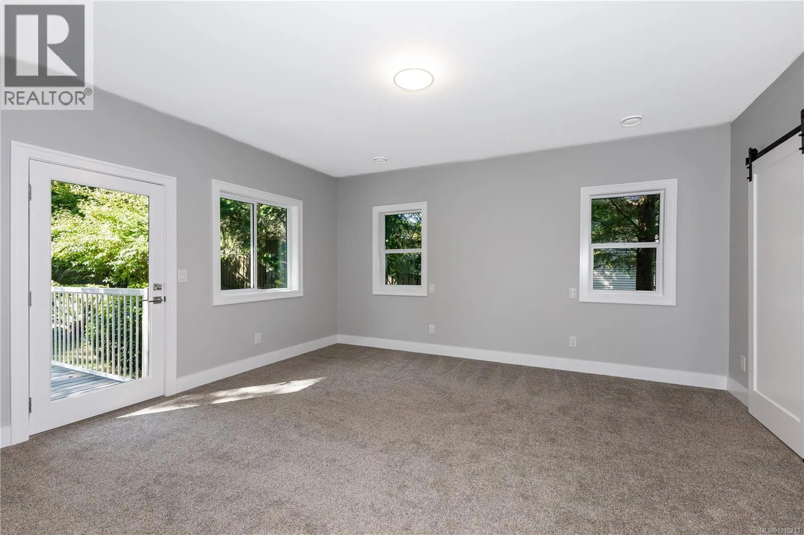 953 Holm Rd