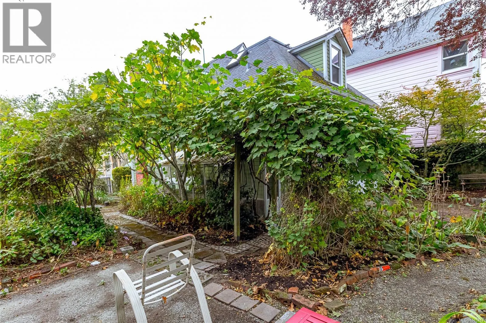 2001 Cameron St