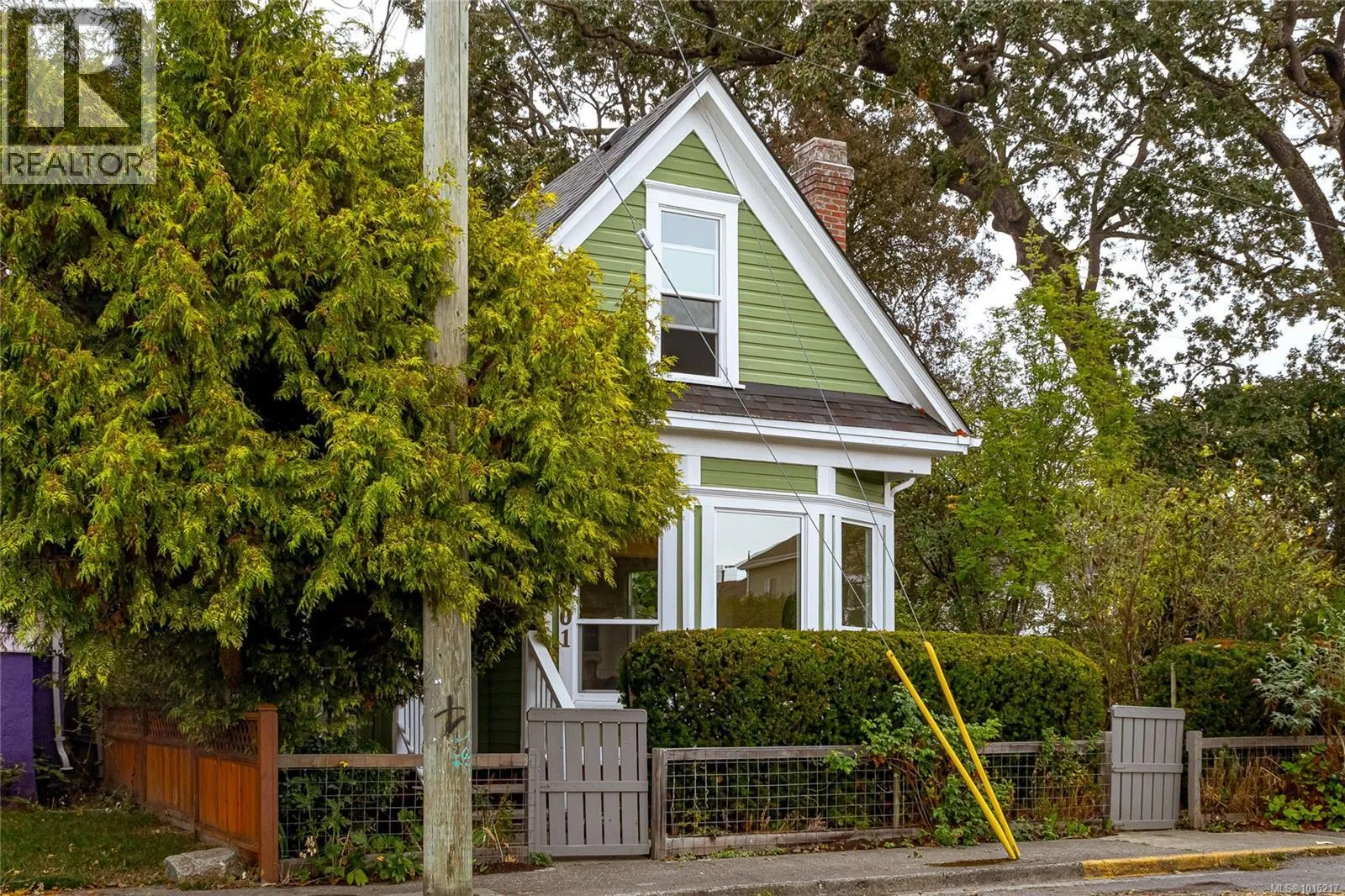 2001 Cameron St