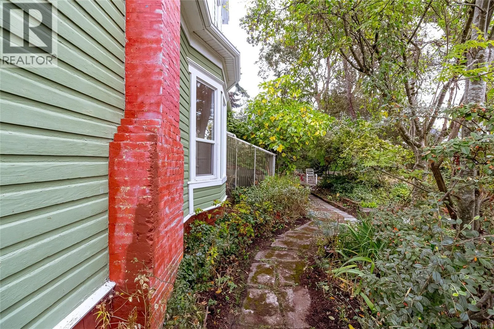 2001 Cameron St