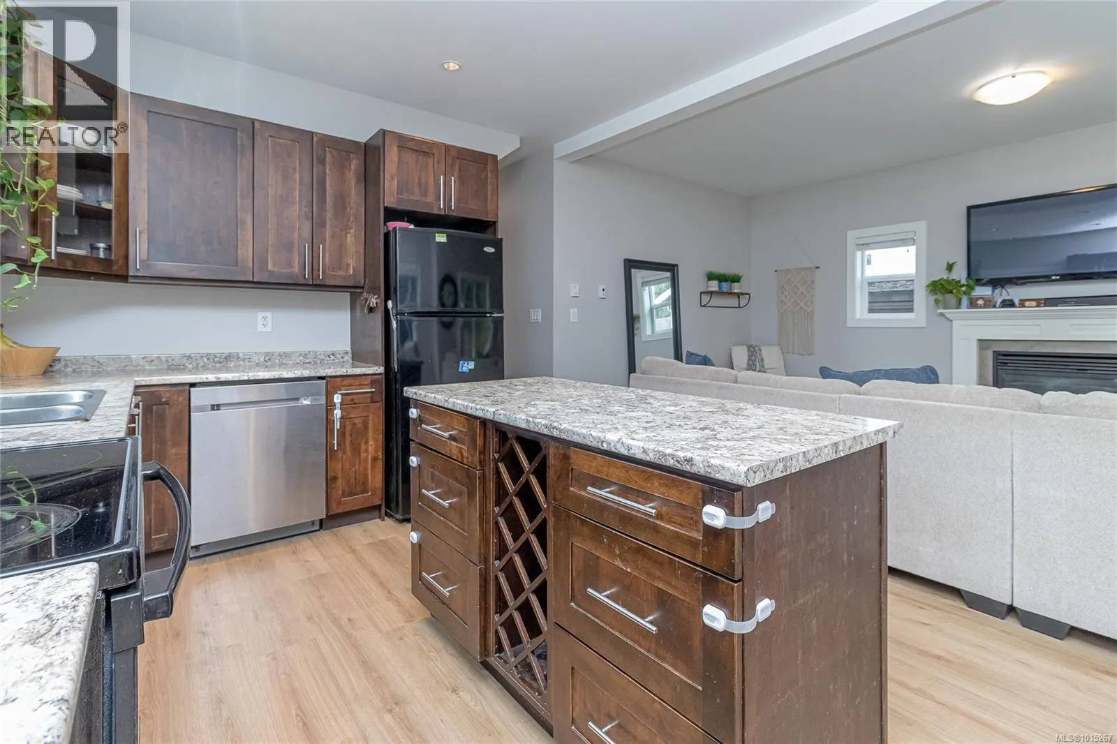 1043 Skylar Cir