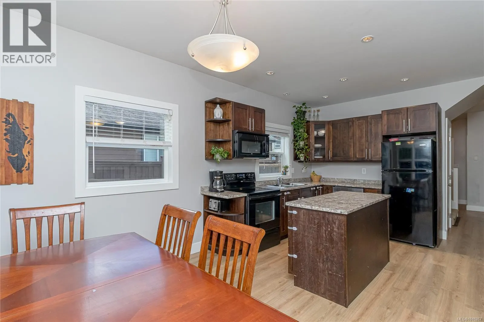 1043 Skylar Cir